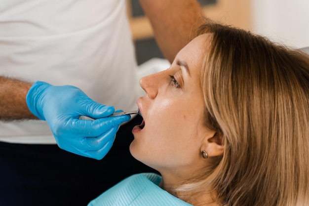 Médico insere bandeja de impressão e faz molde de dentes para paciente em odontologia antes da implantação dentária Procedimento de criação de coroas e alinhadores de próteses dentárias