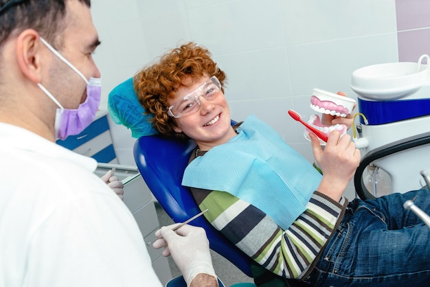 El médico inspecciona los dientes de leche