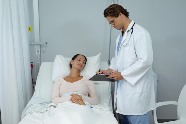 Médico interactuando con una paciente en el pabellón