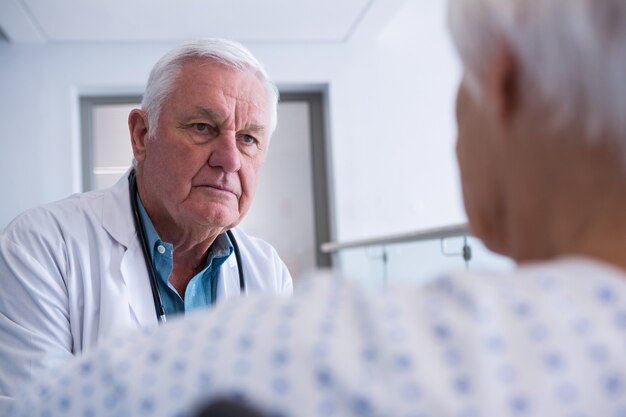 Foto médico interagindo com paciente sênior