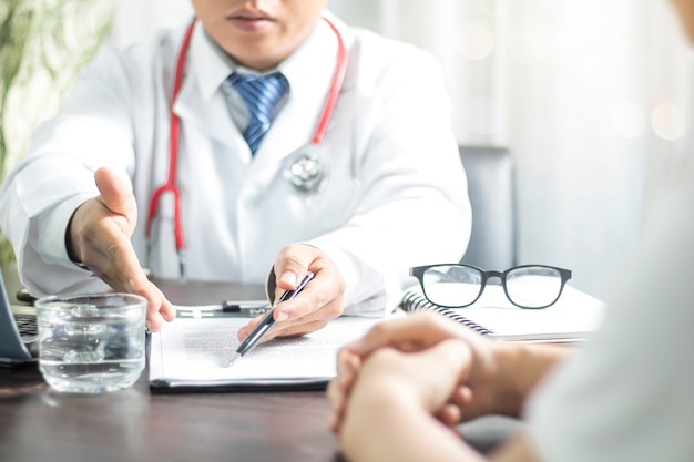 médico introduzir informações ao paciente em papel de medicina