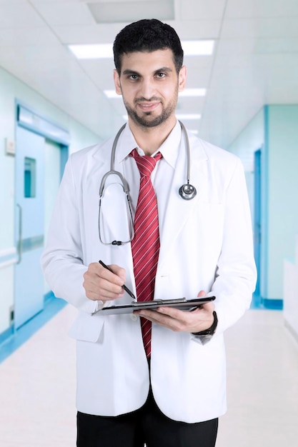 Foto el médico italiano escribe en el portapapeles.