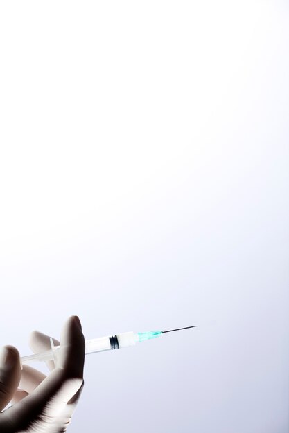Médico con jeringa para inyección de vacuna contra coronavirus.