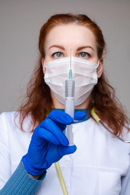 Médico con jeringa llena de vacuna. luchando contra el coronavirus.