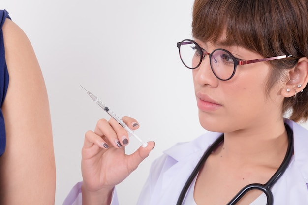 Foto médico con jeringa en mano. profesional de la salud médica sosteniendo una vacuna inyectable con los dedos. concepto para saludable