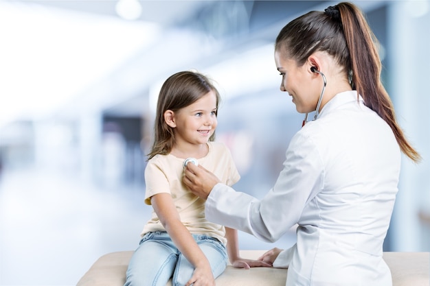 Médico jovem com garotinha em um hospital