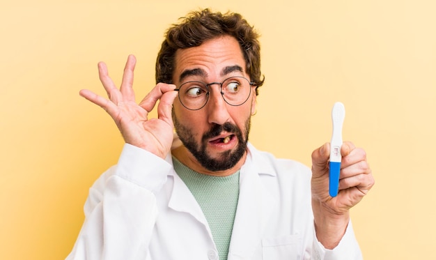 Foto médico jovem com teste de gravidez positivo