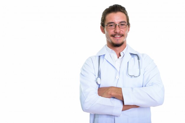 Médico jovem feliz sorrindo com os braços cruzados