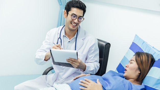 Médico jovem grávida, visitando