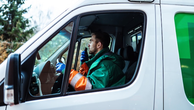 Médico jovem profissional e confiante com ambulância