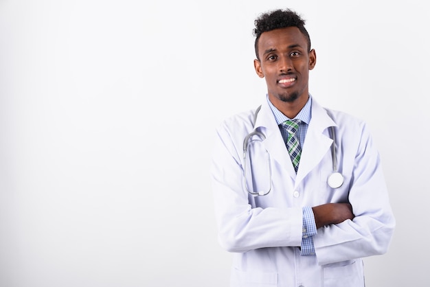 Médico joven barbudo contra blanco