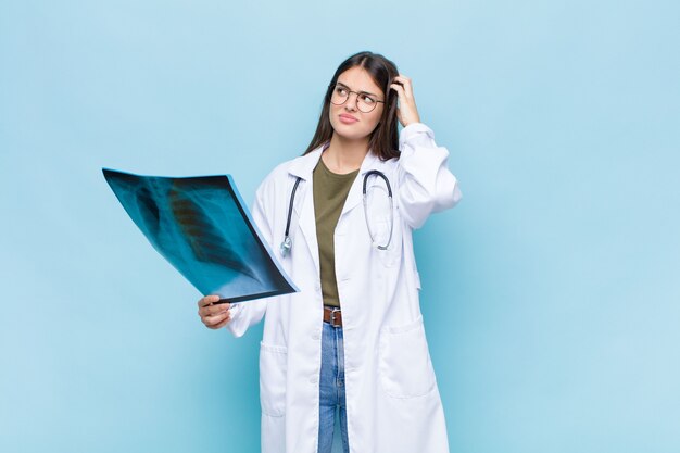 Médico joven y bonita con una gammagrafía ósea