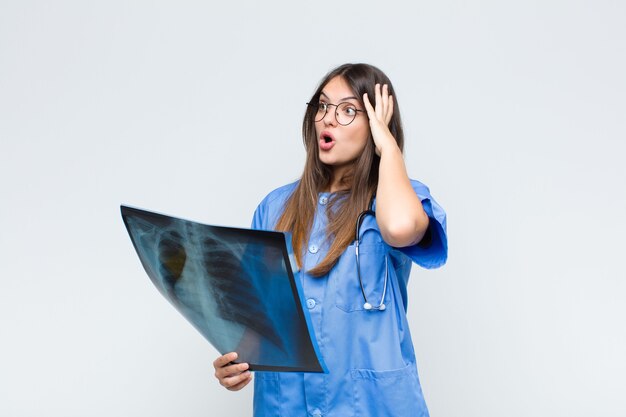 Médico joven y bonita con una gammagrafía ósea