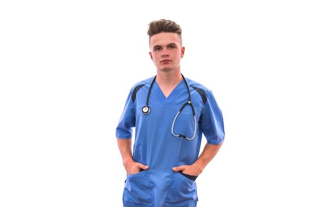 Médico joven e inteligente en uniforme médico con estetoscopio posando aislado en blanco.