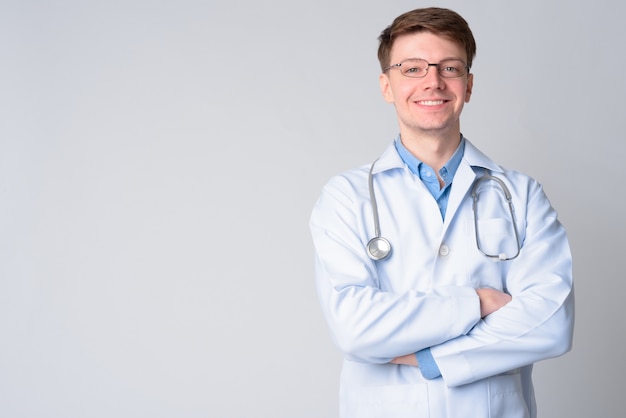 médico joven guapo en blanco