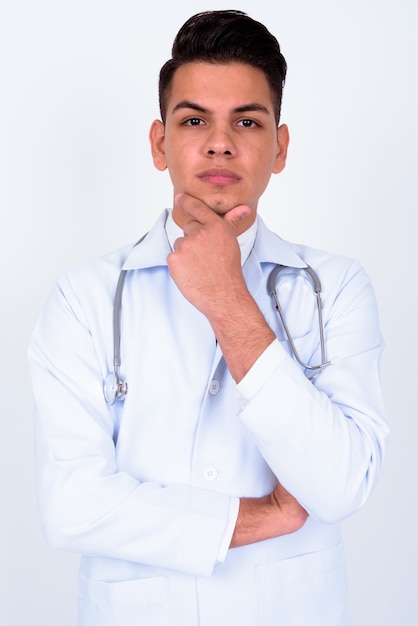 médico joven guapo en blanco