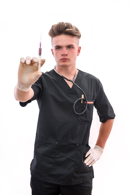 Médico joven con jeringa aislado en blanco. Concepto de vacunación