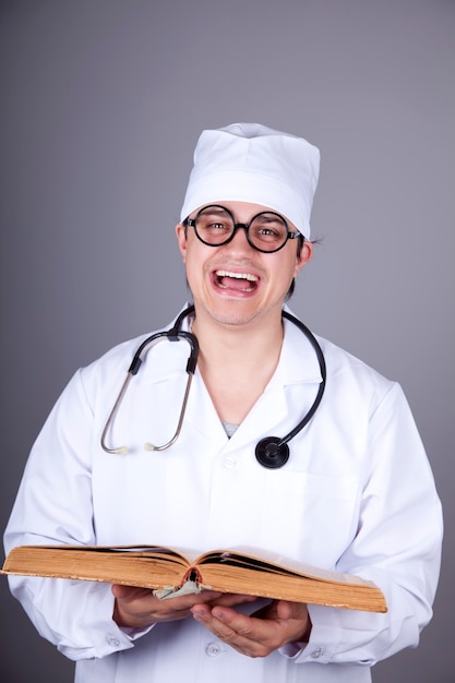 Médico joven con libro.