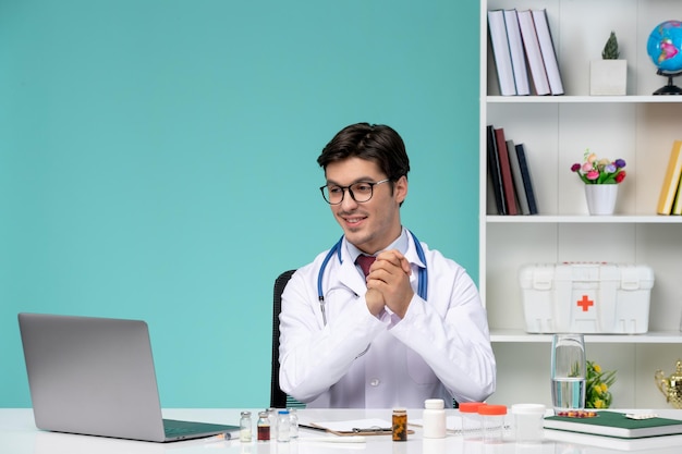 Médico joven médico inteligente en bata de laboratorio que trabaja de forma remota en la computadora tomados de la mano