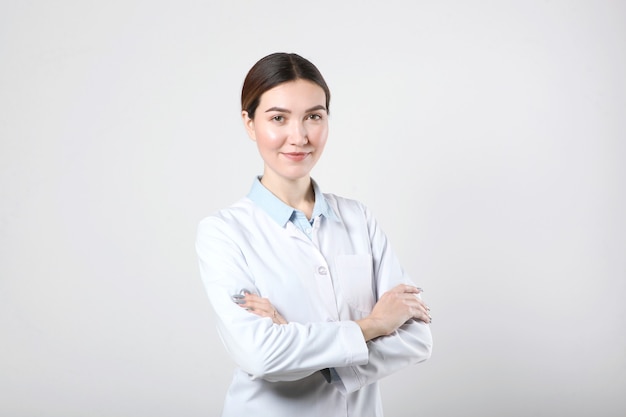 Médico joven en primer plano de fondo claro