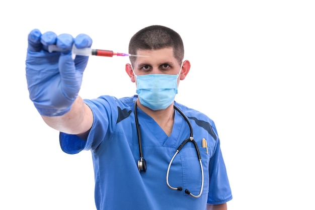 Médico joven con sangre en jeringa aislado en blanco.