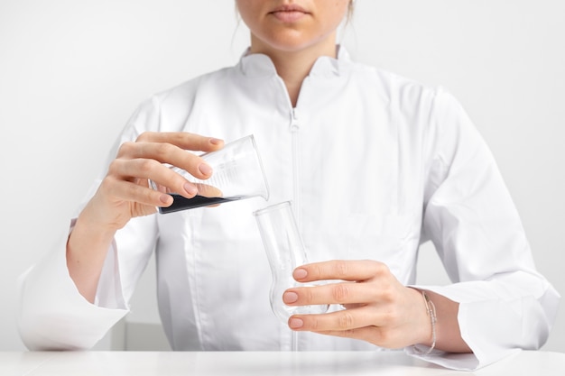 Foto médico de laboratorio que realiza un examen médico de orina