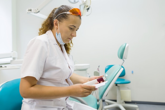 El médico lee la anotación de instrucciones para el medicamento.