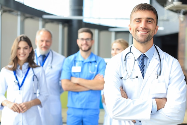 Médico líder del centro médico con colegas.