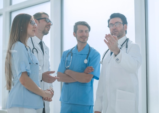 Médico líder hablando con el personal del hospital