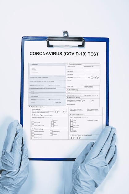 Médico llenando formulario médico para prueba de coronavirus