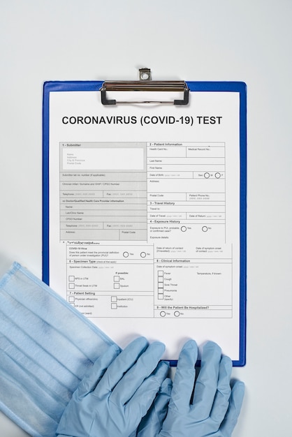 Médico llenando formulario médico para prueba de coronavirus