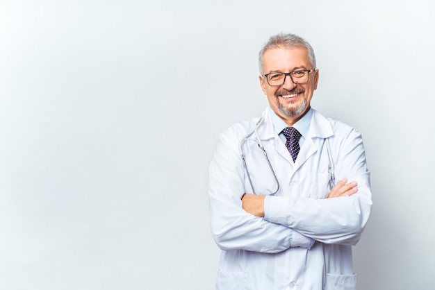 Foto médico maduro alegre posando