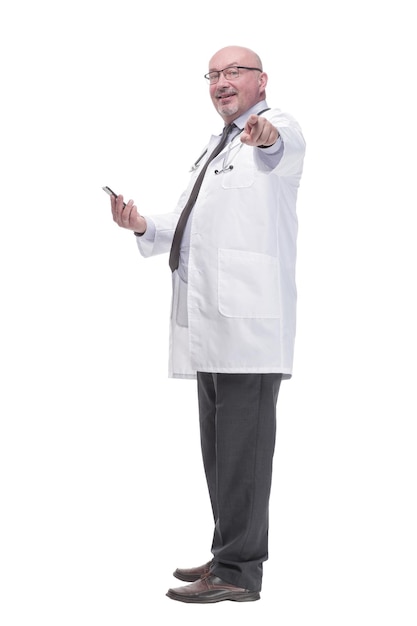 Médico maduro con smartphone aislado en un fondo blanco