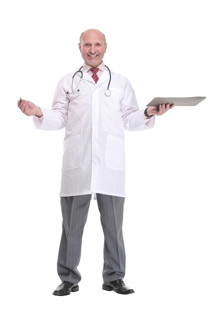 Un médico maduro sosteniendo un portapapeles y posando aislado sobre fondo blanco.