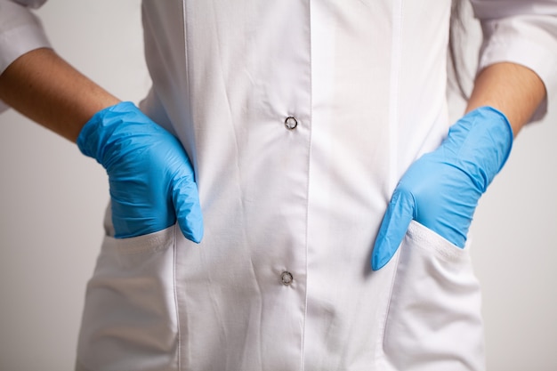 Foto médico con las manos en el bolsillo de la medicina sanitaria