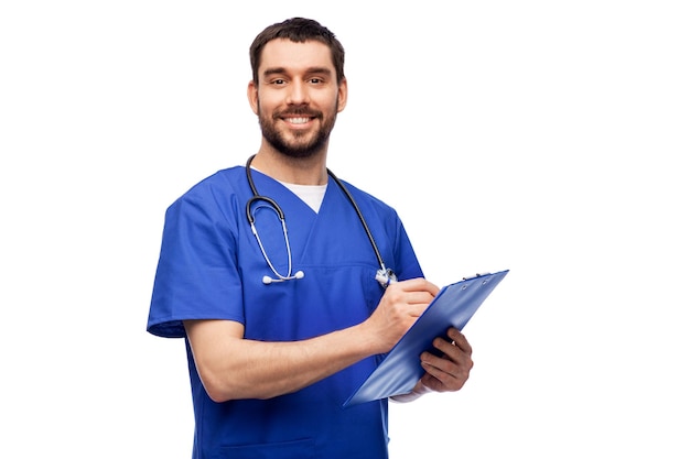 médico masculino a escrever um relatório médico no quadro