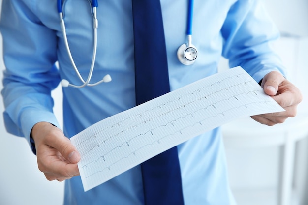 Médico masculino a trabalhar no escritório da clínica