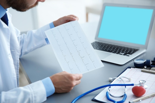 Médico masculino a trabalhar no escritório da clínica