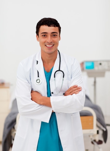Médico masculino atraente no hospital