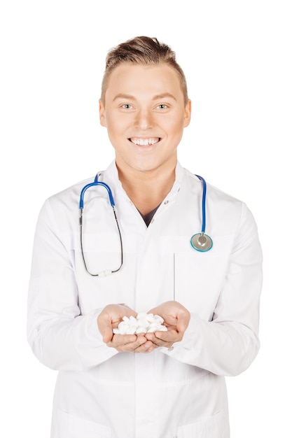 Médico masculino en bata blanca manos mostrando píldoras blancas Concepto de personas y medicina Imagen aislada en un fondo blanco