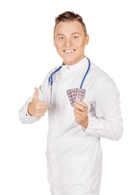 Médico masculino en bata blanca manos mostrando píldoras blancas Concepto de personas y medicina Imagen aislada en un fondo blanco