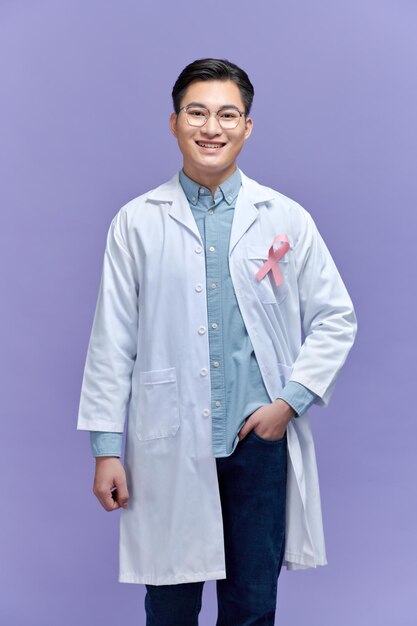 Foto médico masculino com conceito de câncer de fita rosa