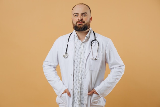 Médico masculino com estetoscópio em pé isolado