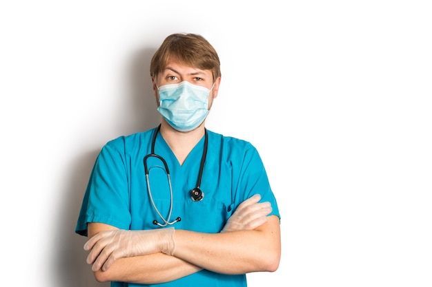 Médico masculino com uniforme cirúrgico azul