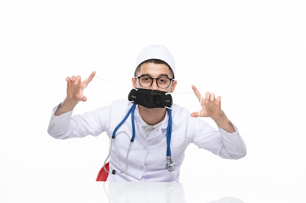 Médico masculino com uniforme médico e máscara preta especial