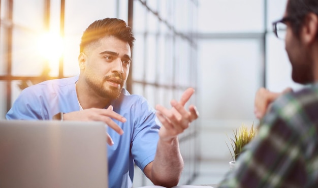 médico masculino consultando paciente preenchendo formulário na consulta