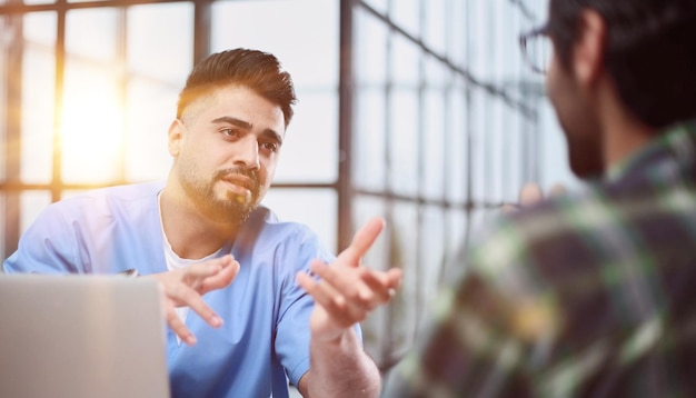 médico masculino consultando paciente preenchendo formulário na consulta