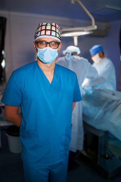 Foto médico masculino em scrabs processo de operação de cirurgia cirurgiões na sala de cirurgia com equipamento de cirurgia foco seletivo de formação médica