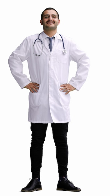 Foto médico masculino em um casaco branco em um fundo branco sorrindo em todo o comprimento