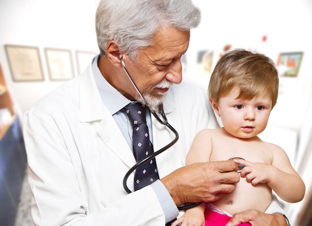 Médico masculino, examinando, um, criança, paciente